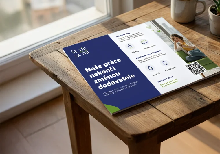 Grafický návrh letáku pro energetické služby položený na stole