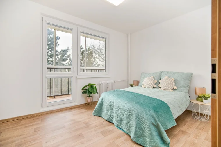 Světlá ložnice s manželskou postelí