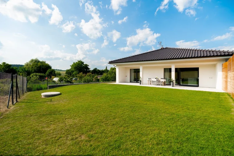 Exteriér rodinného domu se zahradou