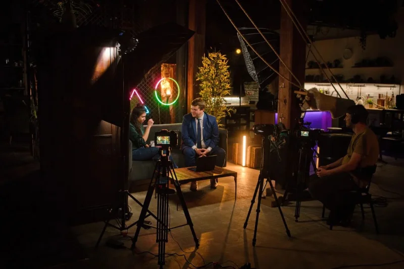 Natáčení rozhovoru v profesionálním studiu s neonovým pozadím