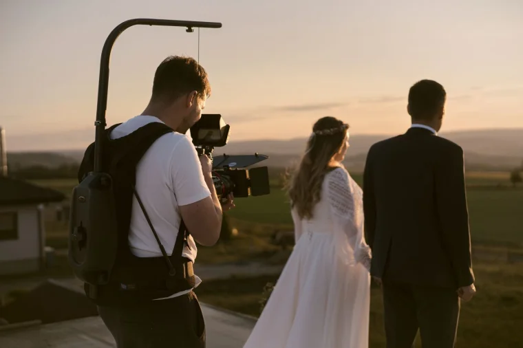 Natáčení svatebního videa v exteriéru při západu slunce